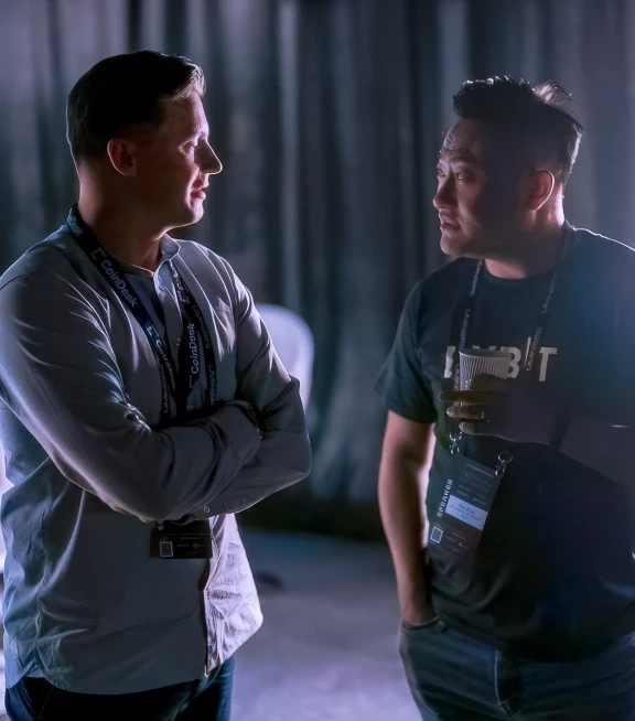Two founders talking between sessions